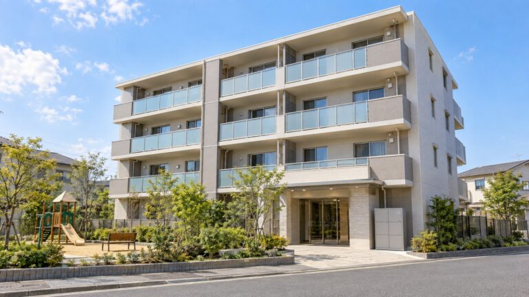 子育て世帯向けの賃貸マンションの外観（遊び場と宅配ボックスのある共同住宅）
